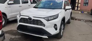 Toyota RAV4 LE 2022 White