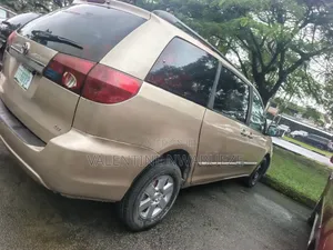 Toyota Sienna 2006 Gold