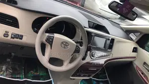 Toyota Sienna XLE 7-Passenger 4dr Minivan AWD (3.5L 6cyl 6A) 2014