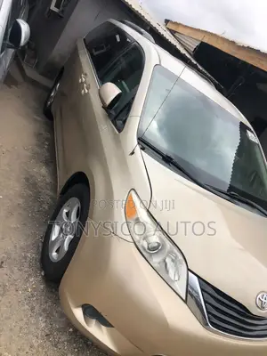 Toyota Sienna LE AWD 7-Passenger 2013 Gold