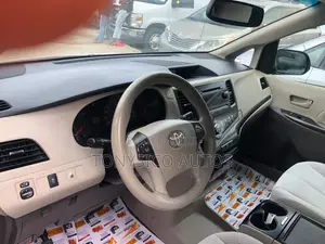 Toyota Sienna LE AWD 7-Passenger 2013 Gold