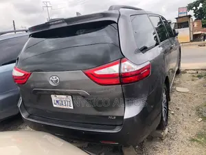 Toyota Sienna Limited Premium AWD 2019 Gray