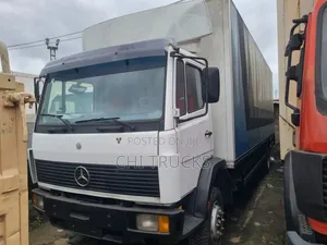 Mercedes-Benz 1520 Space Cargo Truck 25ft Long