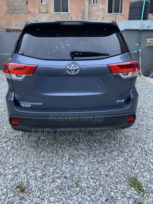 Toyota Highlander XLE 2019 Blue