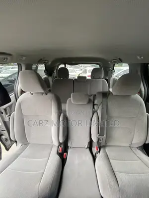 Toyota Sienna LE FWD 2019 Silver