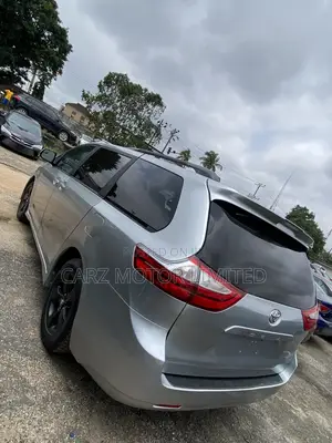 Toyota Sienna LE FWD 2019 Silver