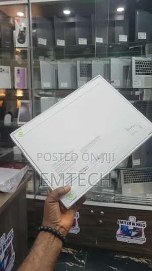 New Laptop Apple MacBook Pro 2025 M5 24GB Apple M5 SSD 1T