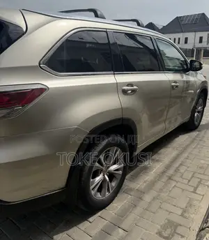 Toyota Highlander XLE 4dr SUV AWD (3.5L 6cyl 6A) 2015 Beige