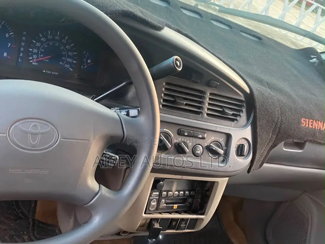 Toyota Sienna 2003