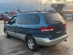 Toyota Sienna 2003