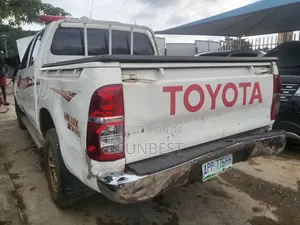 Toyota Hilux 2010 White