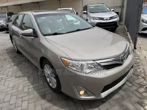 Toyota Camry XLE 4dr Sedan (2.5L 4cyl 6A) 2014 Gold