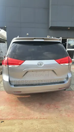 Toyota Sienna 2012 Silver