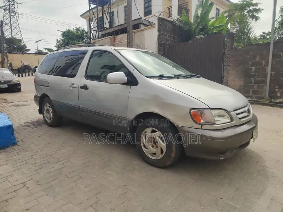 Toyota Sienna 2001 Silver