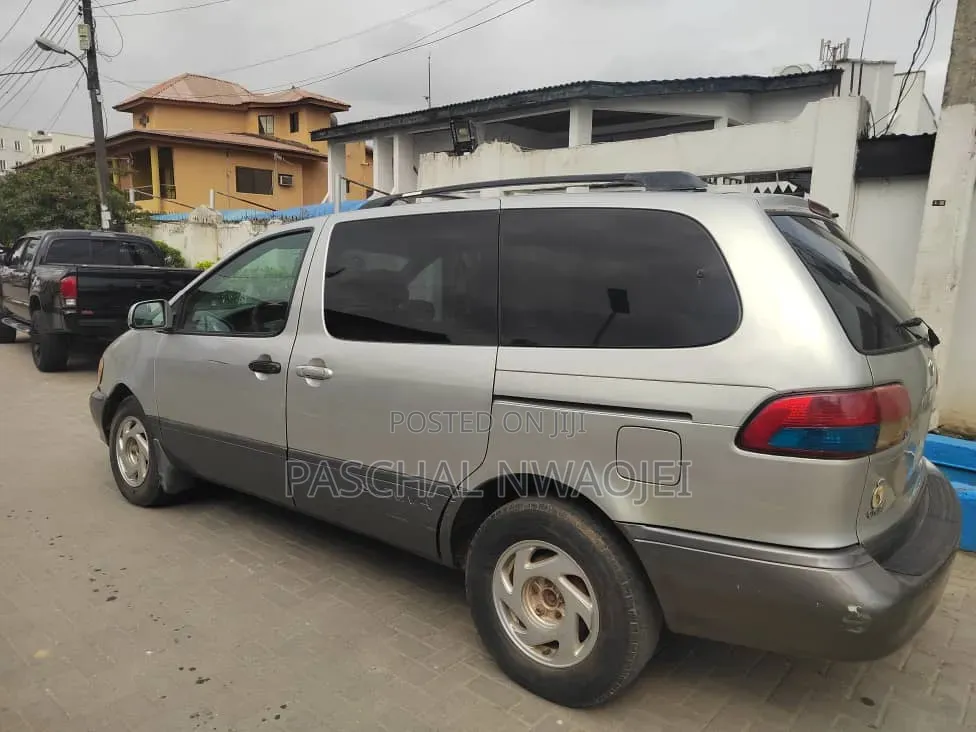 Toyota Sienna 2001 Silver