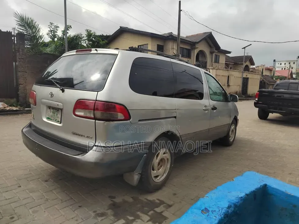 Toyota Sienna 2001 Silver
