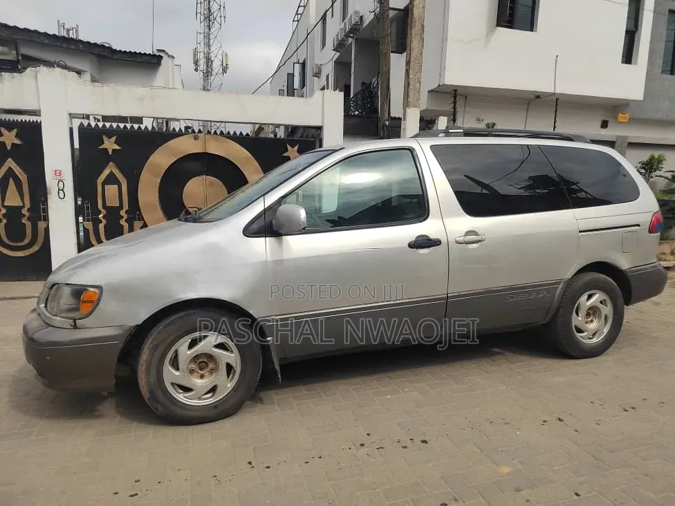 Toyota Sienna 2001 Silver