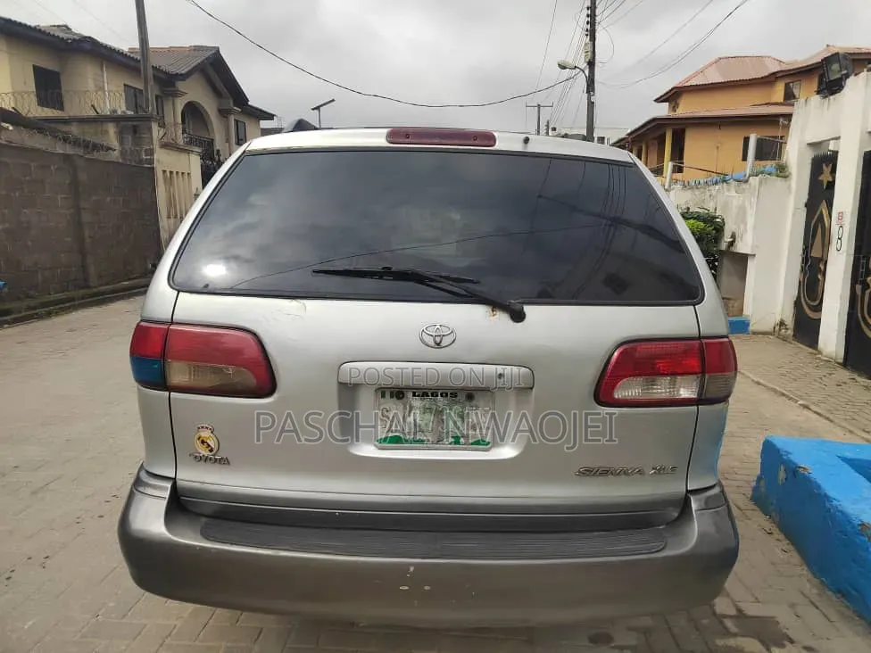 Toyota Sienna 2001 Silver