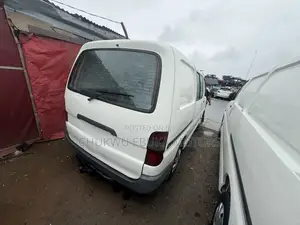Toyota HiAce 2002 White
