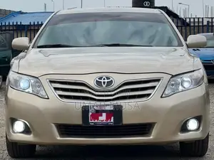 Toyota Camry LE 4dr Sedan (2.5L 4cyl 6A) 2011 Gold