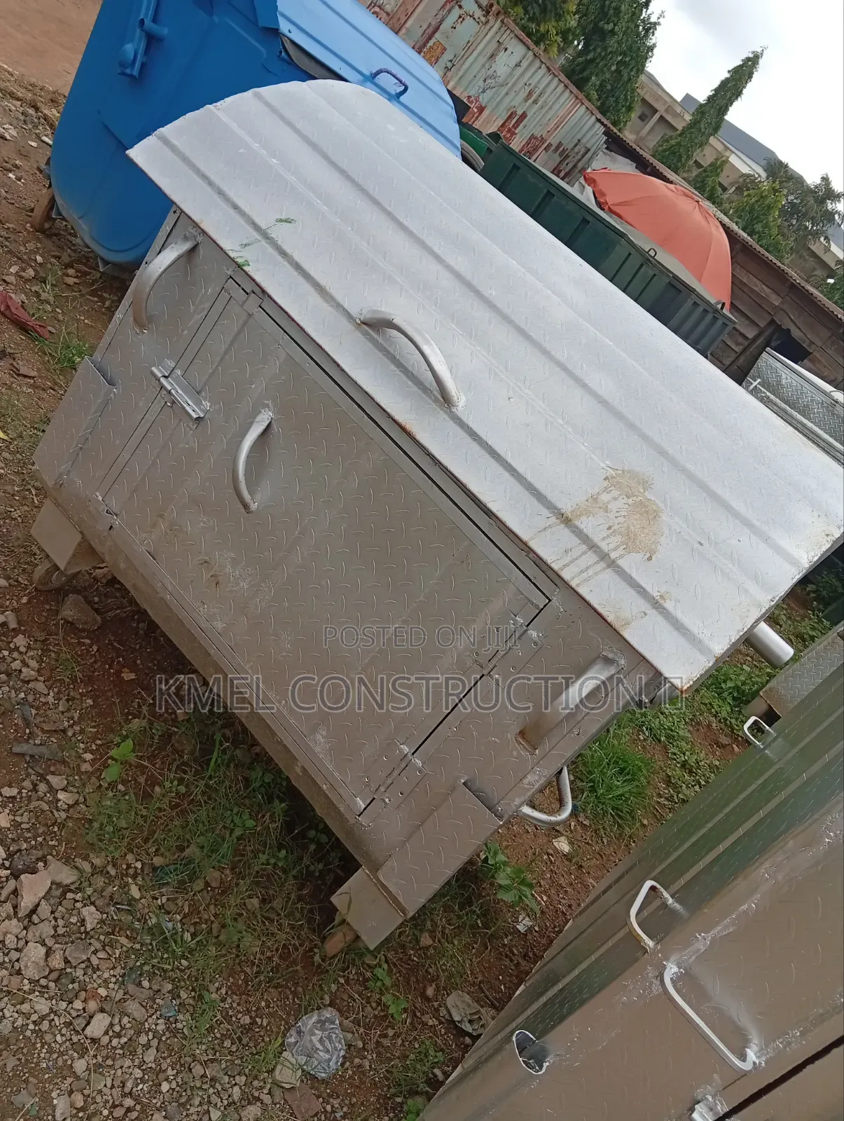 Movable Rolling Waste Bin.