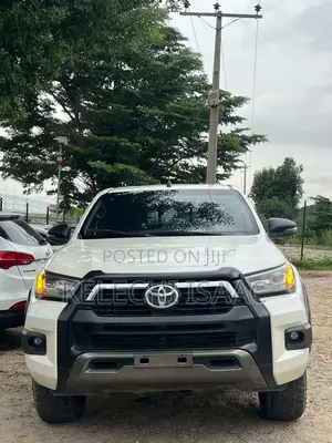 Toyota Hilux 2023 White