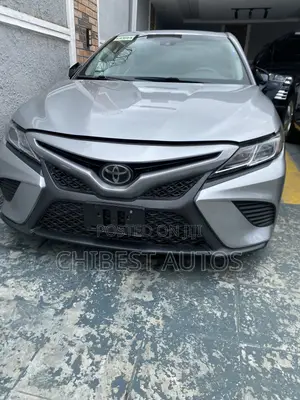 Toyota Camry SE FWD (2.5L 4cyl 8AM) 2018 Silver