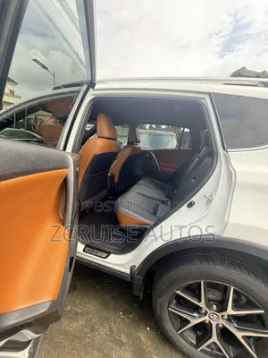 Toyota RAV4 SE 4dr SUV (2.5L 4cyl 6A) 2018 White