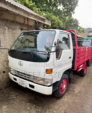 Toyota Dyna 200 2RZ Cabretor Engine.