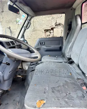Toyota Dyna 200 2RZ Cabretor Engine.