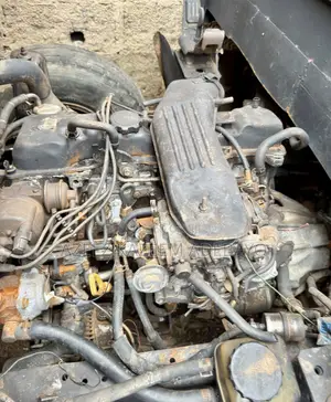 Toyota Dyna 200 2RZ Cabretor Engine.