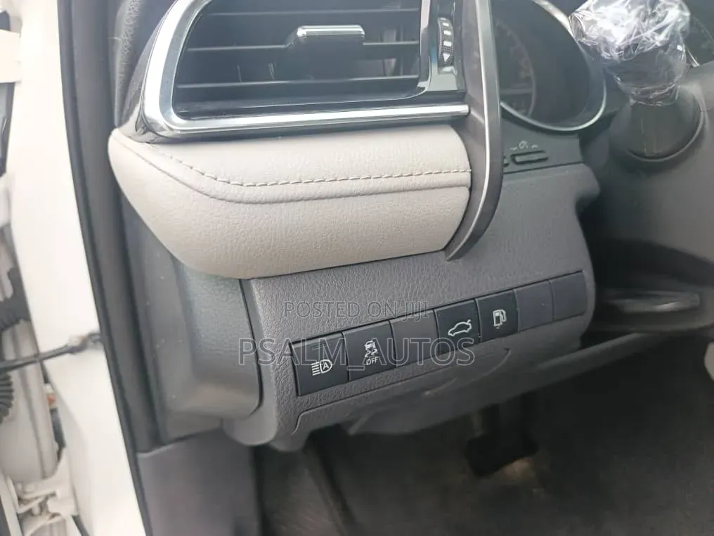 Toyota Camry 2018 White