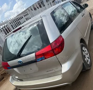 Toyota Sienna 2004 Silver