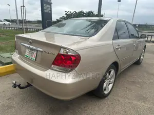 Toyota Camry XLE V6 4dr Sedan (3.0L 6cyl 5A) 2005 Gold
