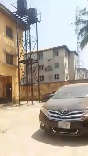 8bdrm Block of Flats in Ajao Estate for sale