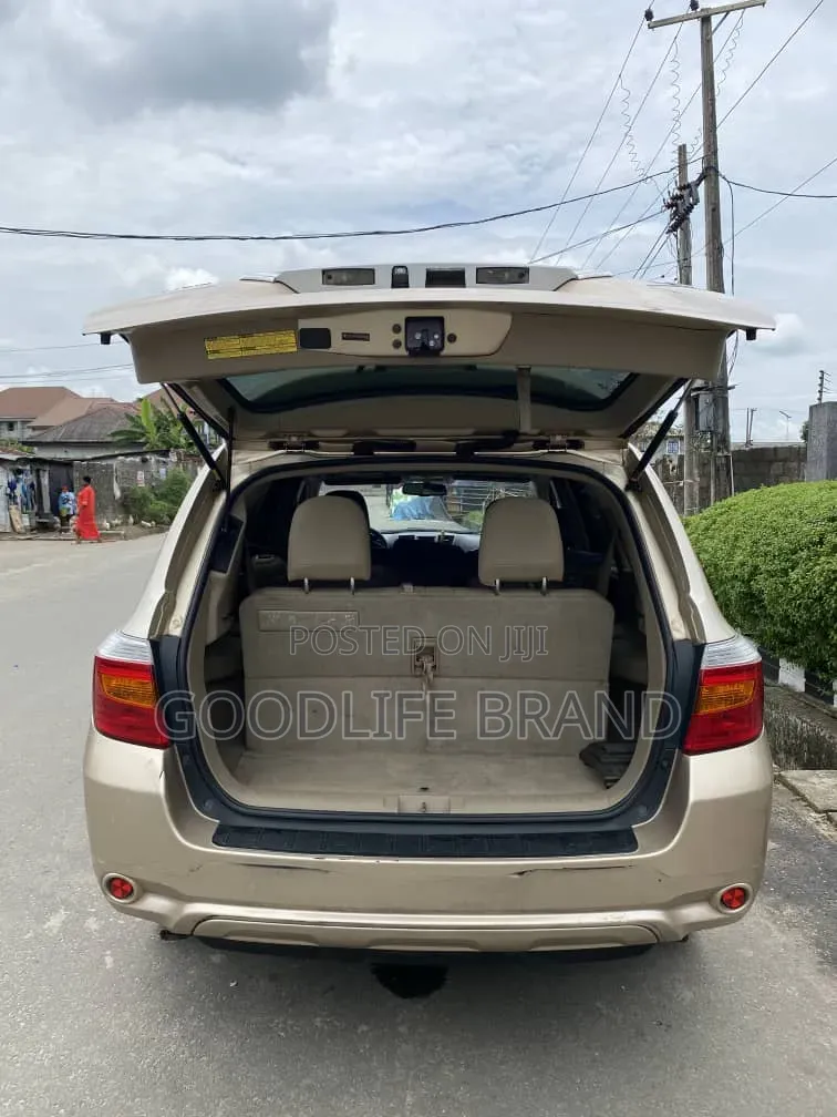 Toyota Highlander SE 2010 Gold