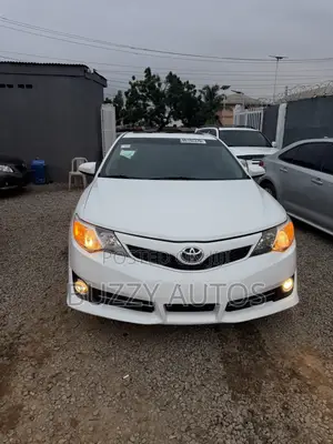Toyota Camry SE V6 4dr Sedan (3.5L 6cyl 6A) 2013 White
