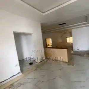2bdrm Block of Flats in Millenuim/UPS for rent
