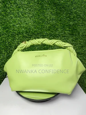 Premium Leather Ladies Handbag
Luxury Women's Bag – New Arrival