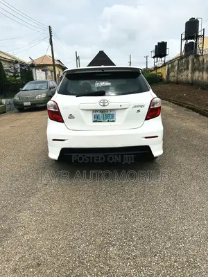 Toyota Matrix S Hatchback FWD (2.4L 4cyl 5A) 2010 White