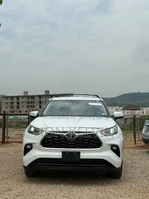 Toyota Highlander LE 2022 White