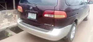 Toyota Sienna LE & 1 hatch 2000 Red