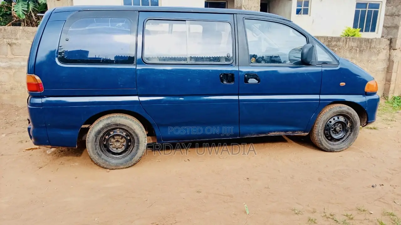 Mitsubishi L300 2000 Blue
