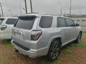 Toyota 4-Runner Limited 4dr SUV 4WD (4.0L 6cyl 5A) 2015 Silver