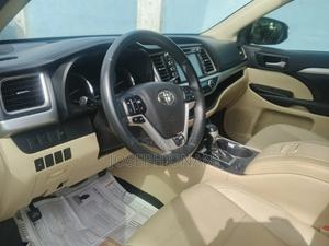Toyota Highlander XLE V6 4x2 (3.5L 6cyl 6A) 2016