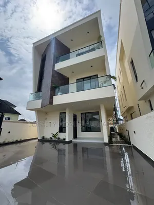 5bdrm Duplex in Jakande for sale