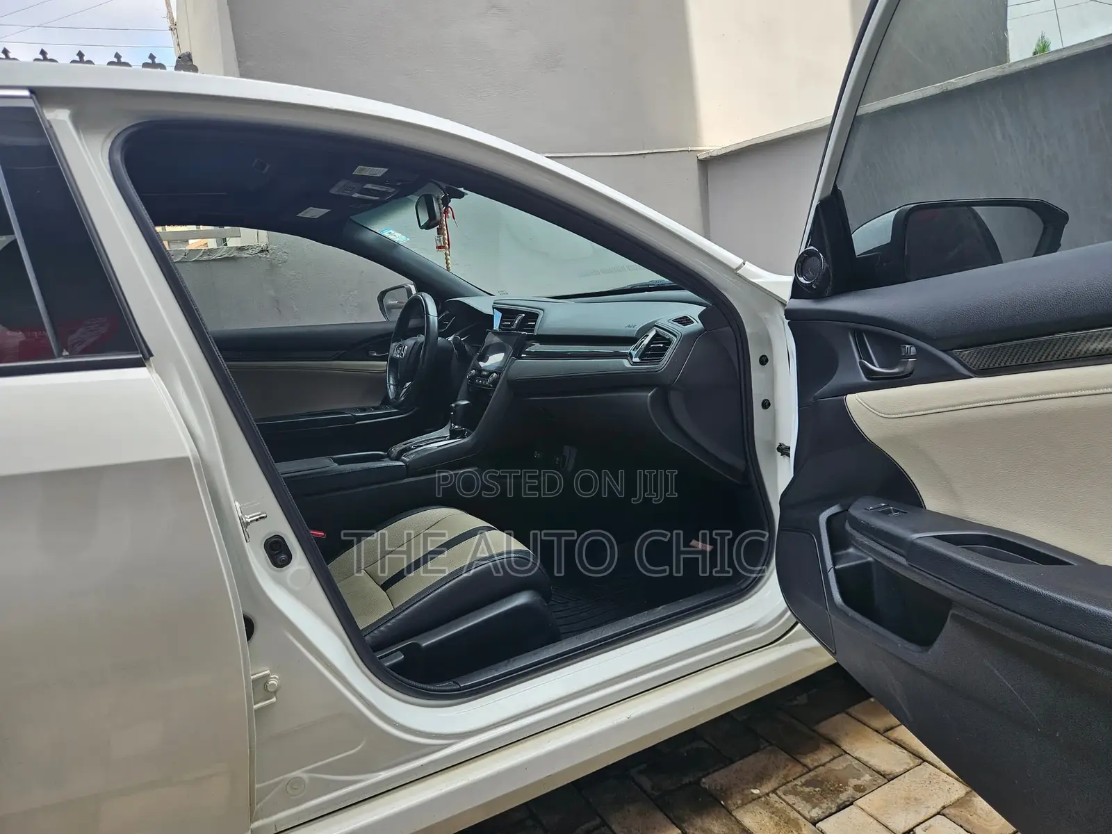 Honda Civic EX-L w/Navi Hatchback 2018 White