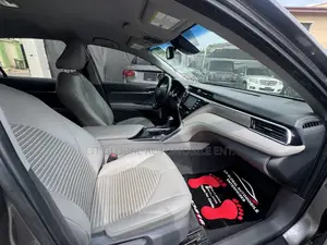 Toyota Camry SE FWD (2.5L 4cyl 8AM) 2018 Gray
