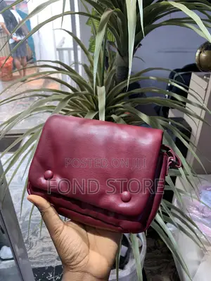 De-Facto Female Bags