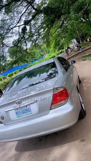 Toyota Camry LE 4dr Sedan (2.4L 4cyl 5A) 2005 Silver